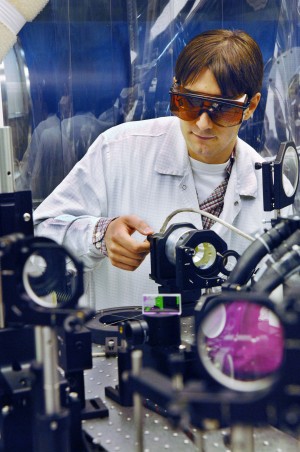Jens Schwarz adjusts his group’s newly patented Sandia optical tool that pre-corrects for laser distortions.