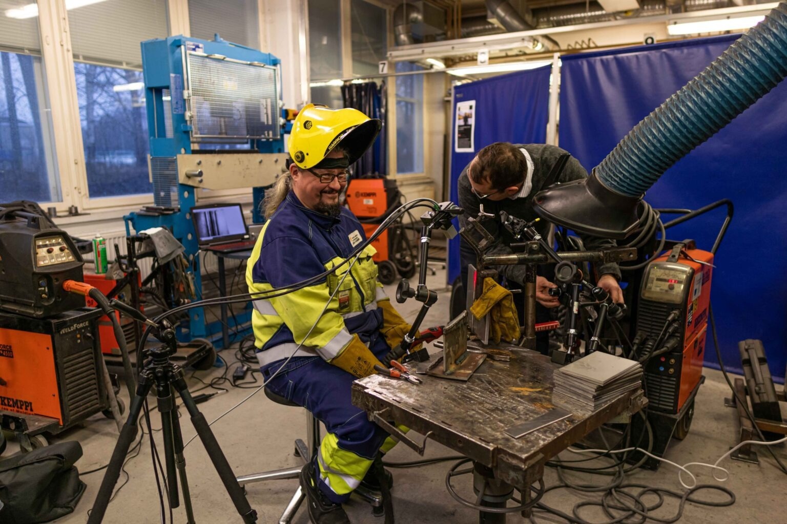 Juha Kauhanen from SAKKY (left) and Christian Kutschke setting up the Cavitar Welding Camera at SAKKY.