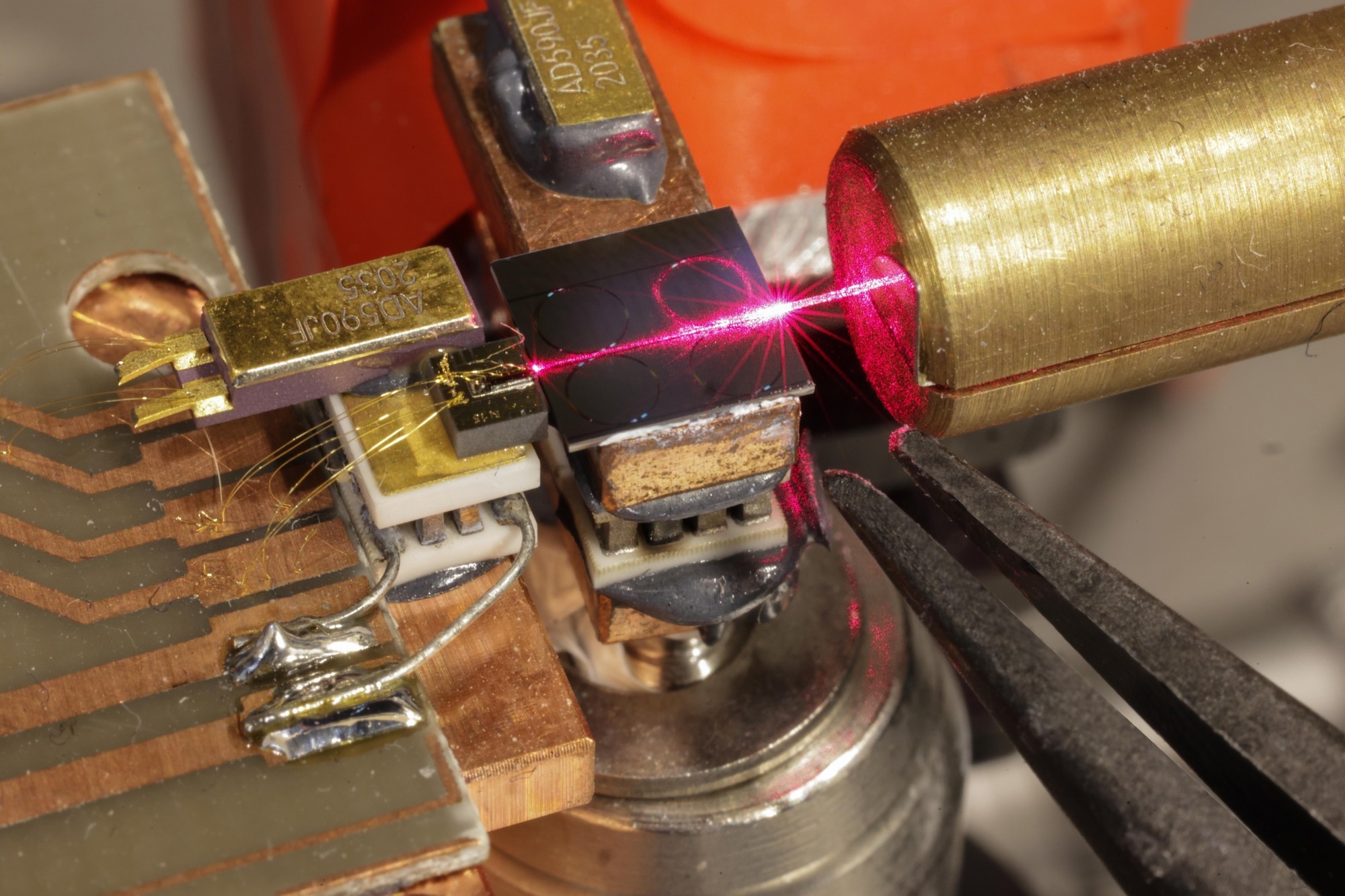 Silicon Nitride Microresonators Enhance Laser Performance